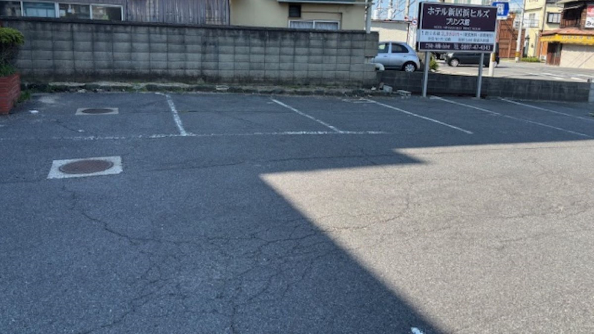正面玄関駐車場