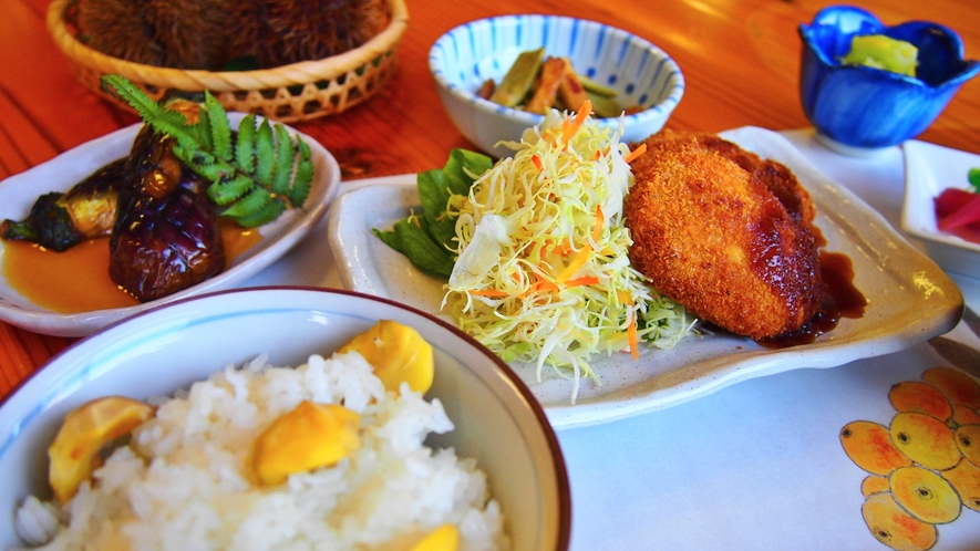 *【夕食一例】その季節の地元食材を使用した輪定食をご用意♪