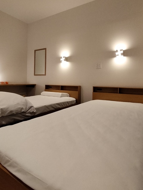 ツインルームをお一人で！！☆全館禁煙☆ビジネス利用にも便利なカウンターテーブル付きの個室です！！