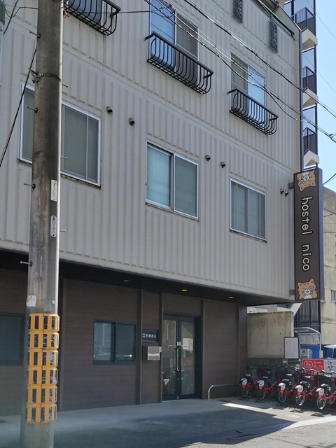 東からの建物外観