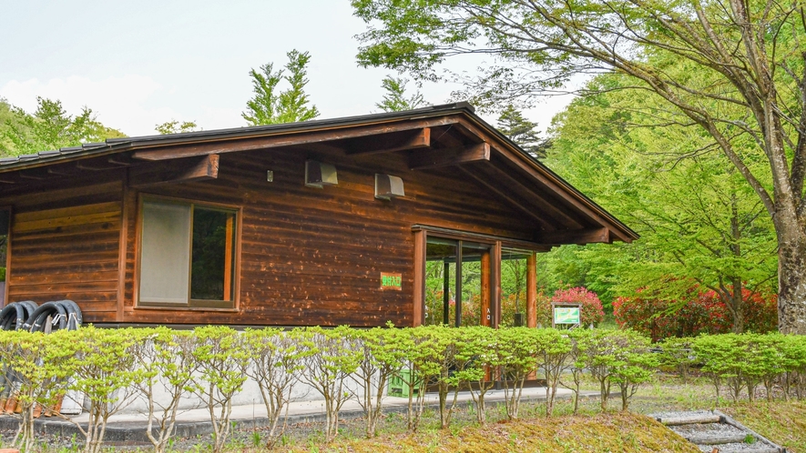 【キャンプ場管理棟】キャンプ場は4月上旬から10月上旬までご利用いただけます。