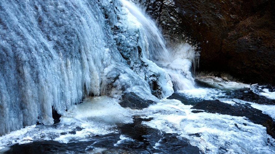 【袋田の滝（茨城県）】当館よりお車で約35分。冬は滝が凍る「氷瀑」が観られます。