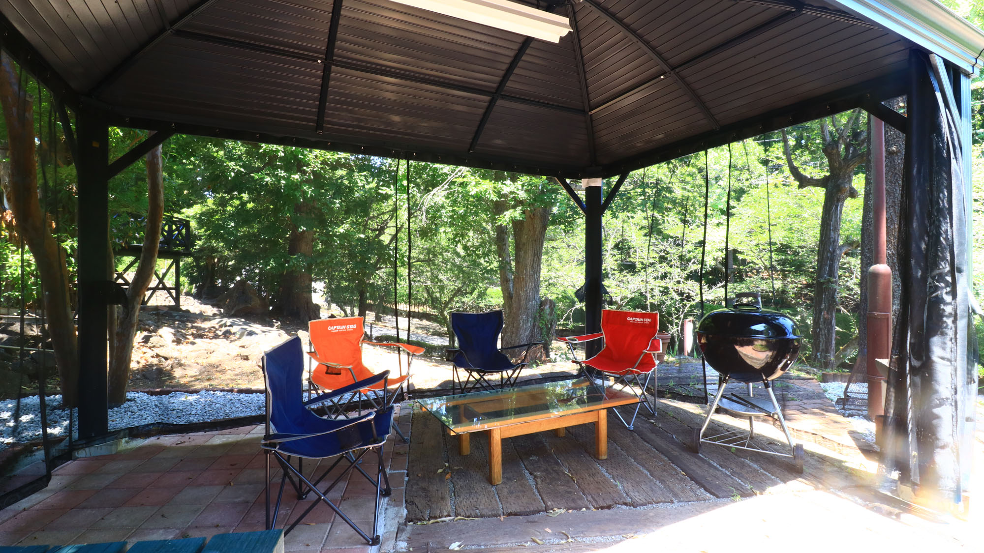 BBQスペースは四方に蚊帳があるので虫よけもバッチリ！*