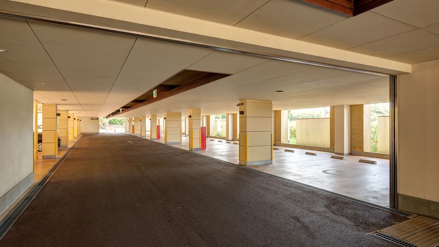 *【駐車場】建物の1Fが駐車場になっています。屋根付きなので雨の日も便利です。