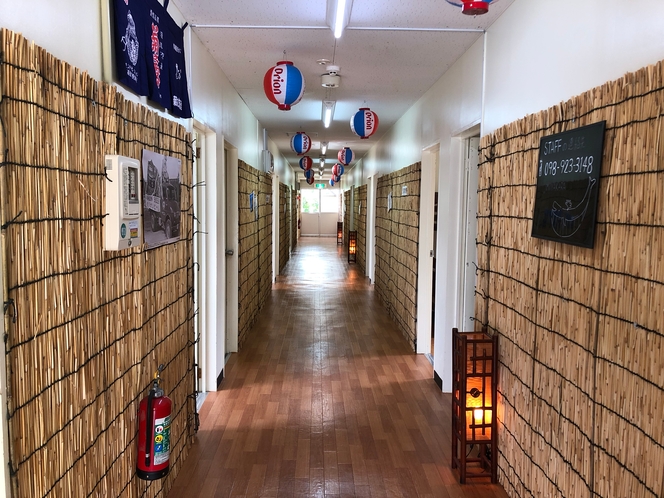 【廊下】沖縄感あふれる長い廊下です。