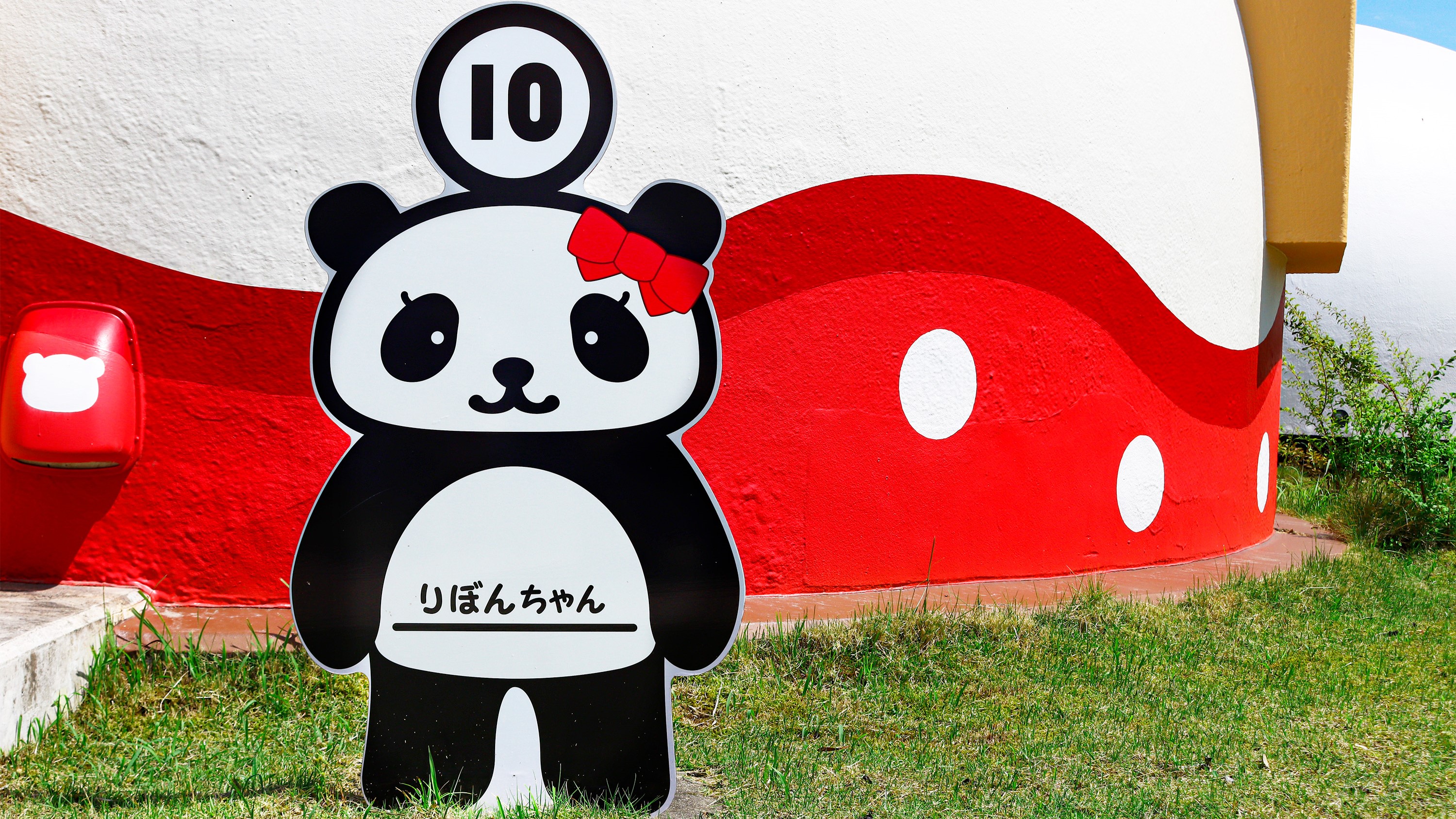 各お部屋の前には、パンダちゃんがお客様をお出迎えしております！