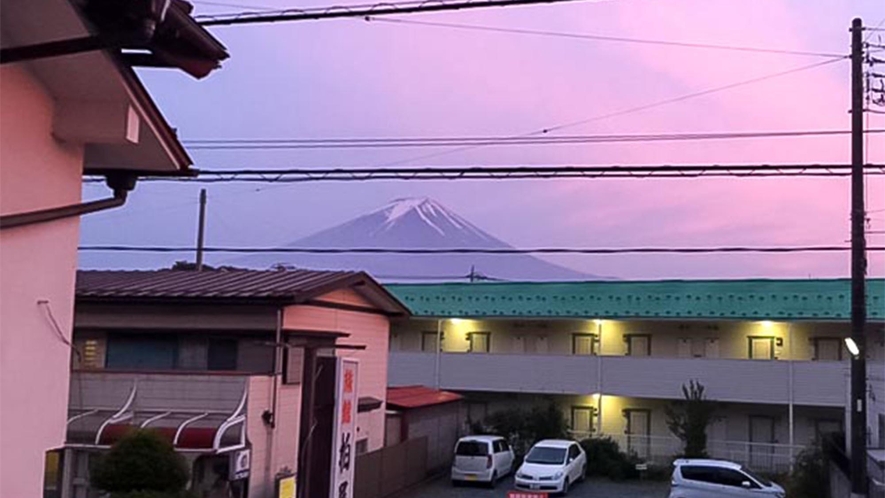 ・天気のよい日にはテラスから富士山をご覧いただけます