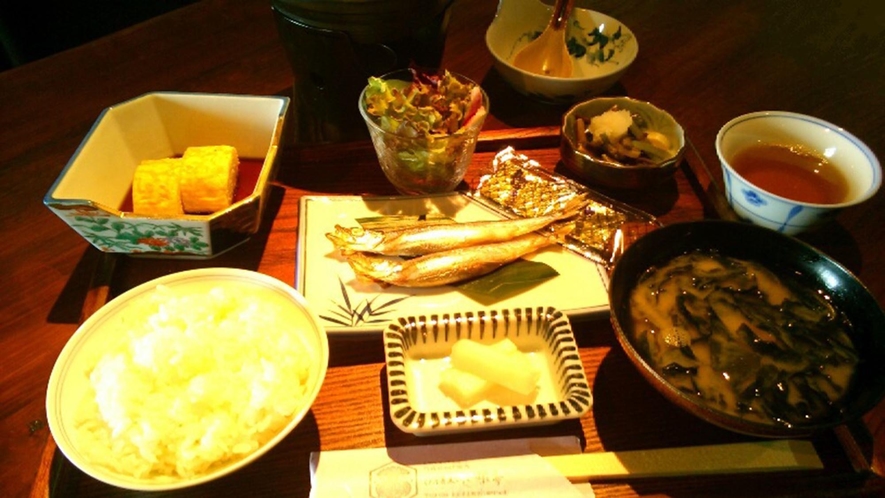 ・奈良県産のお米ヒノヒカリを使用した人気の和定食です。