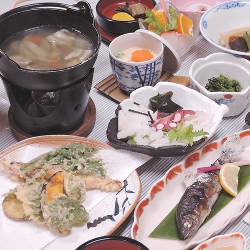 *【夕食一例】山菜や川魚など山の幸をふんだんに使用