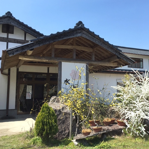 【外観】こじんまりとした純和風の温泉旅館です