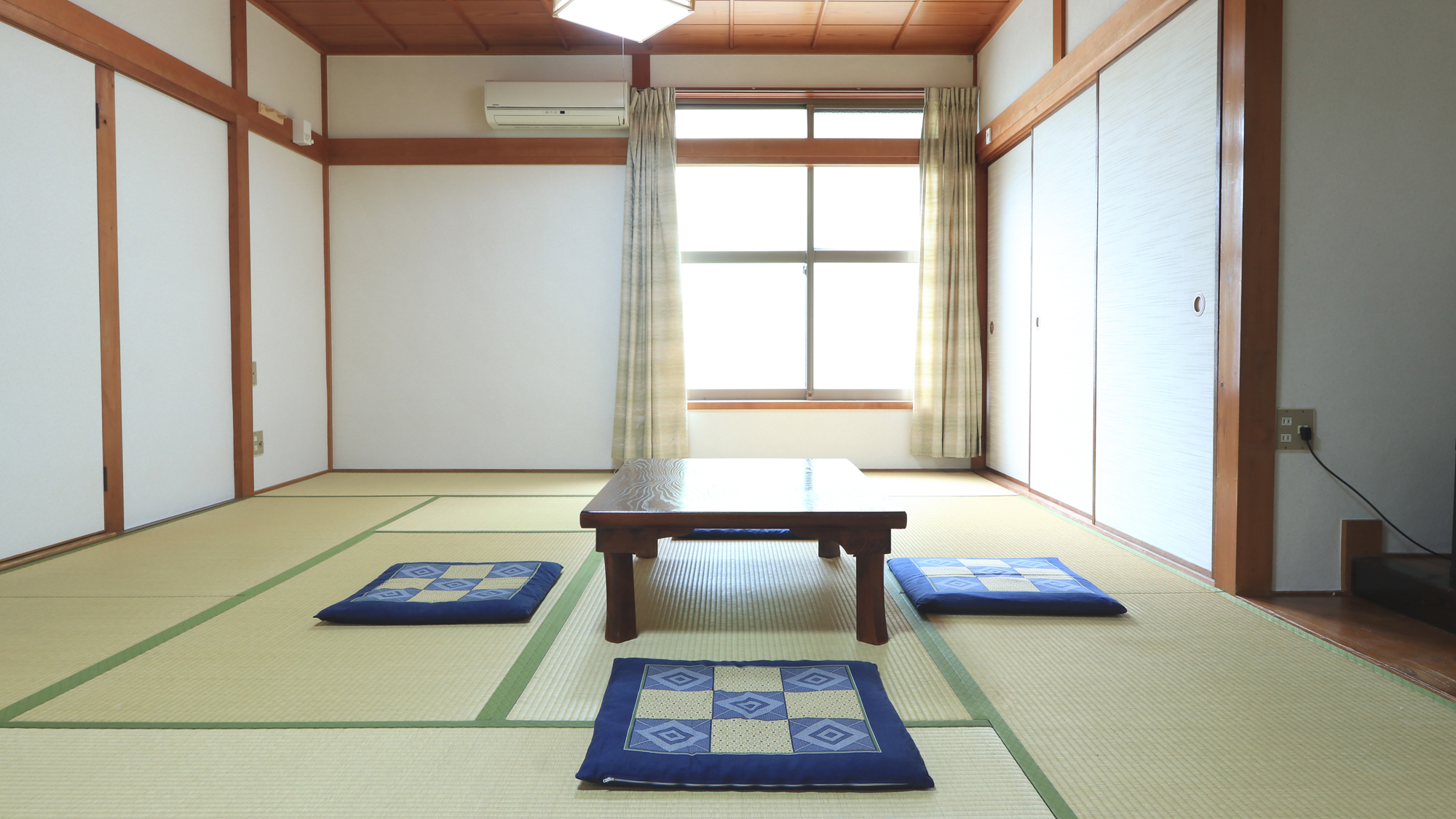 【12畳和室】 広々としたお部屋ですのでごゆっくりどうぞ