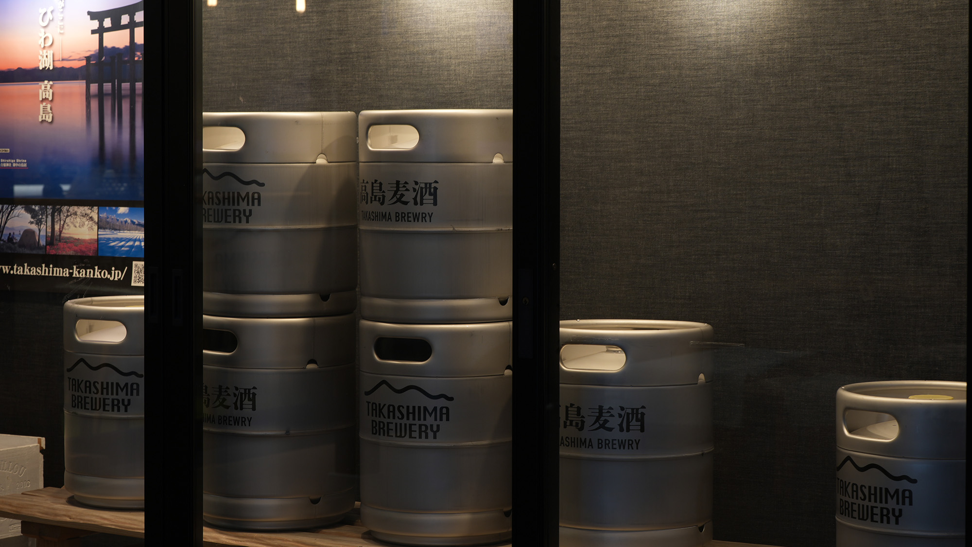 ・【高島麦酒】内装や外観にも遊び心を。ビール樽もおしゃれなインテリアに