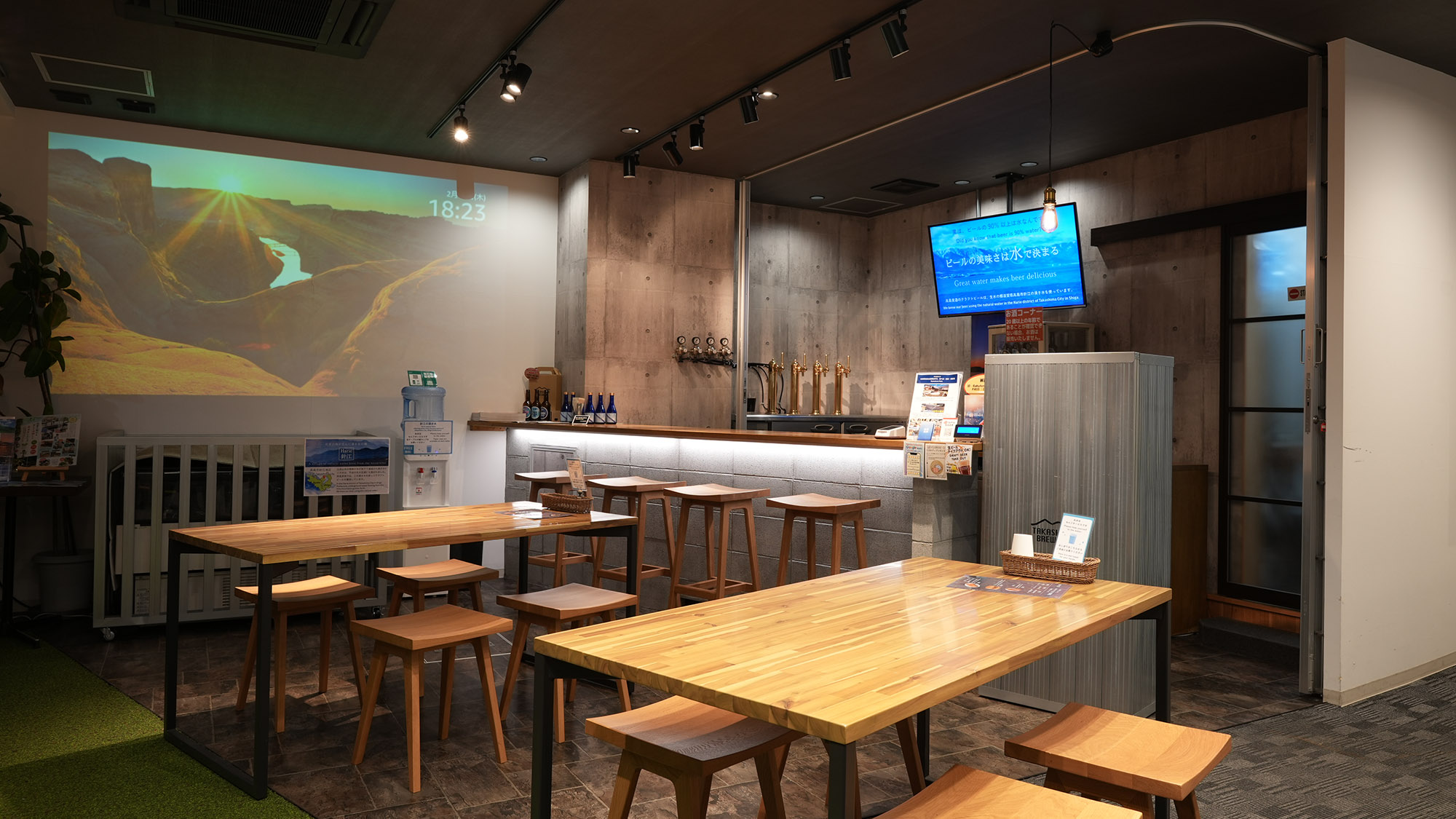 ・【バー】壁面に流れる映像を楽しみながらビールが楽しめる、広々とした店内