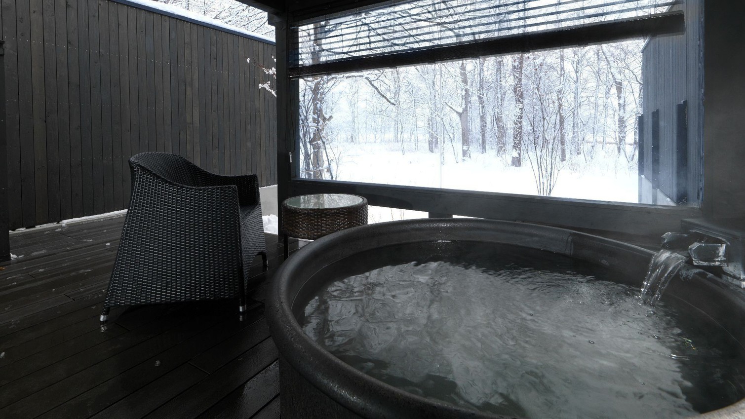 ◆露天風呂付ツインルーム（冬）／デッキに温泉露天風呂が付いた、広々としたツインルーム（客室一例）