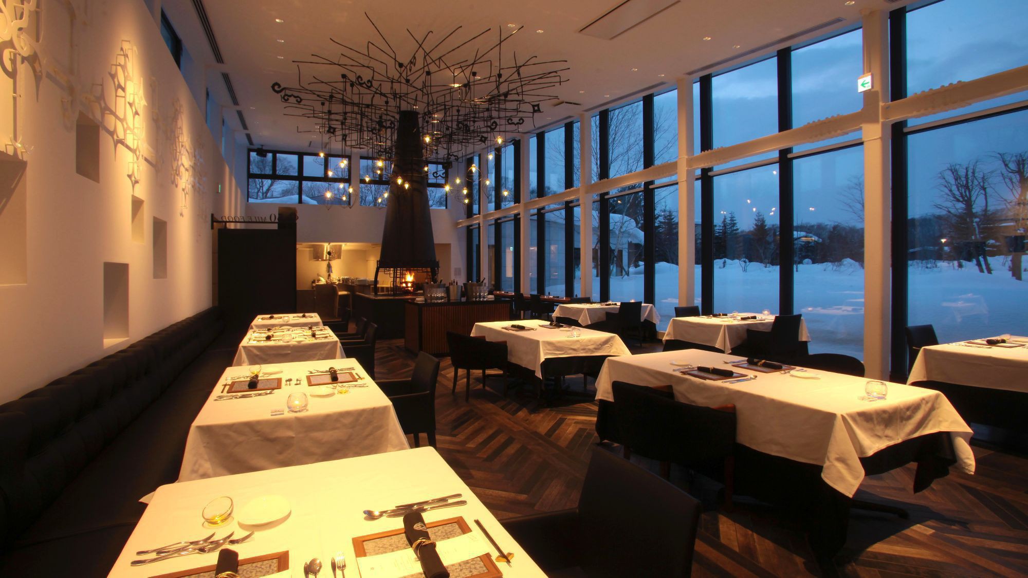 ◆レストラン内観（冬）／美しいガーデンとひとつになるようなレストラン。