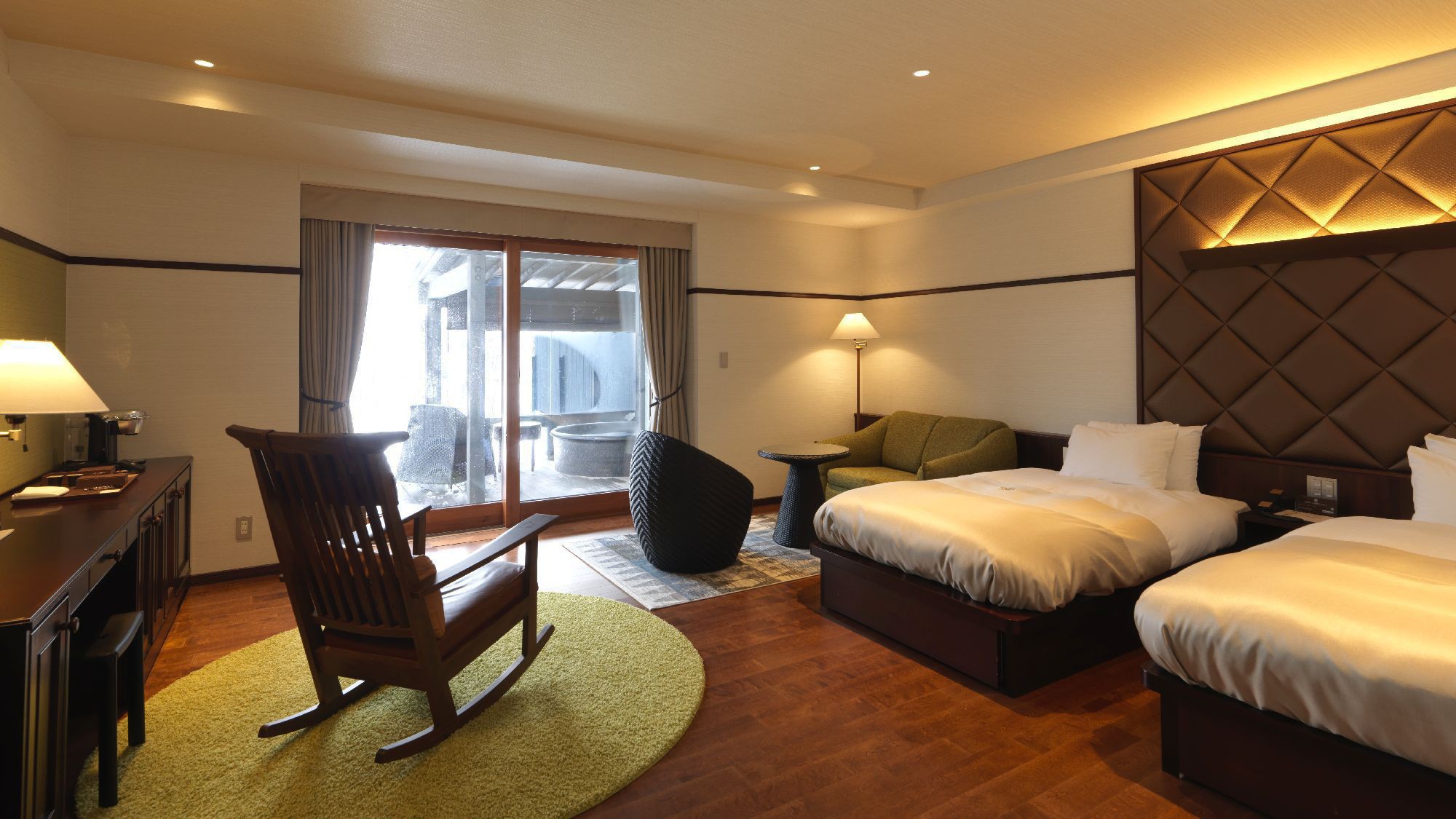 ◆露天風呂付ツインルーム（冬）／デッキに温泉露天風呂が付いた、広々としたツインルーム（客室一例）