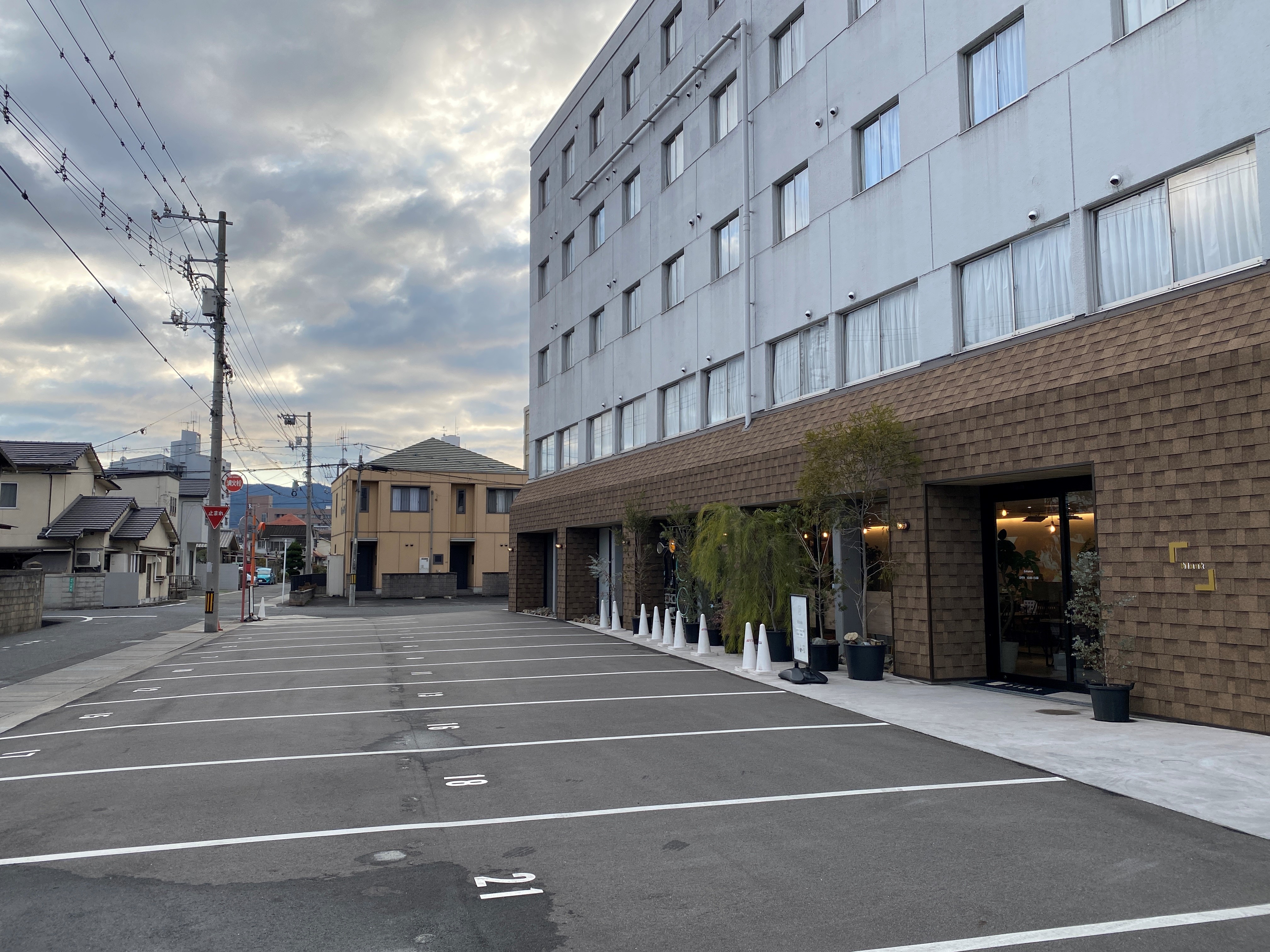 ホテル前平面駐車場
