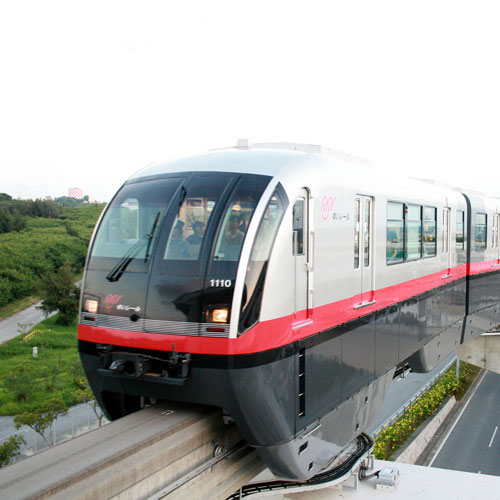 ゆいレールで空港から５駅（￥260）旭橋駅下車徒歩2分と至近