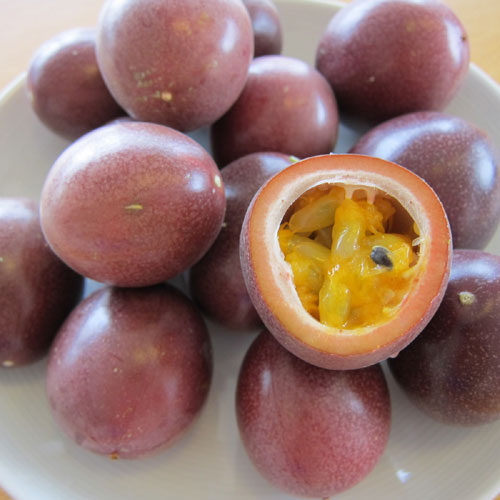 沖縄の果実　パッションフルーツ