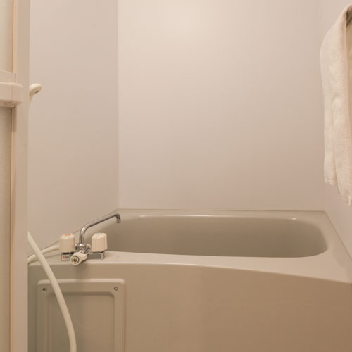 バスルームはシャワーカーテンが無く、洗い場で快適にシャンプー、ボディソープやシャワーを満喫