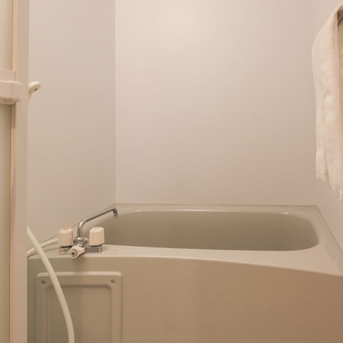 バスルームはシャワーカーテンが無く、洗い場で快適にシャンプー、ボディソープやシャワーを満喫