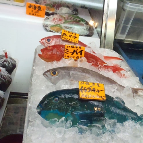 市場のカラフルな魚たち