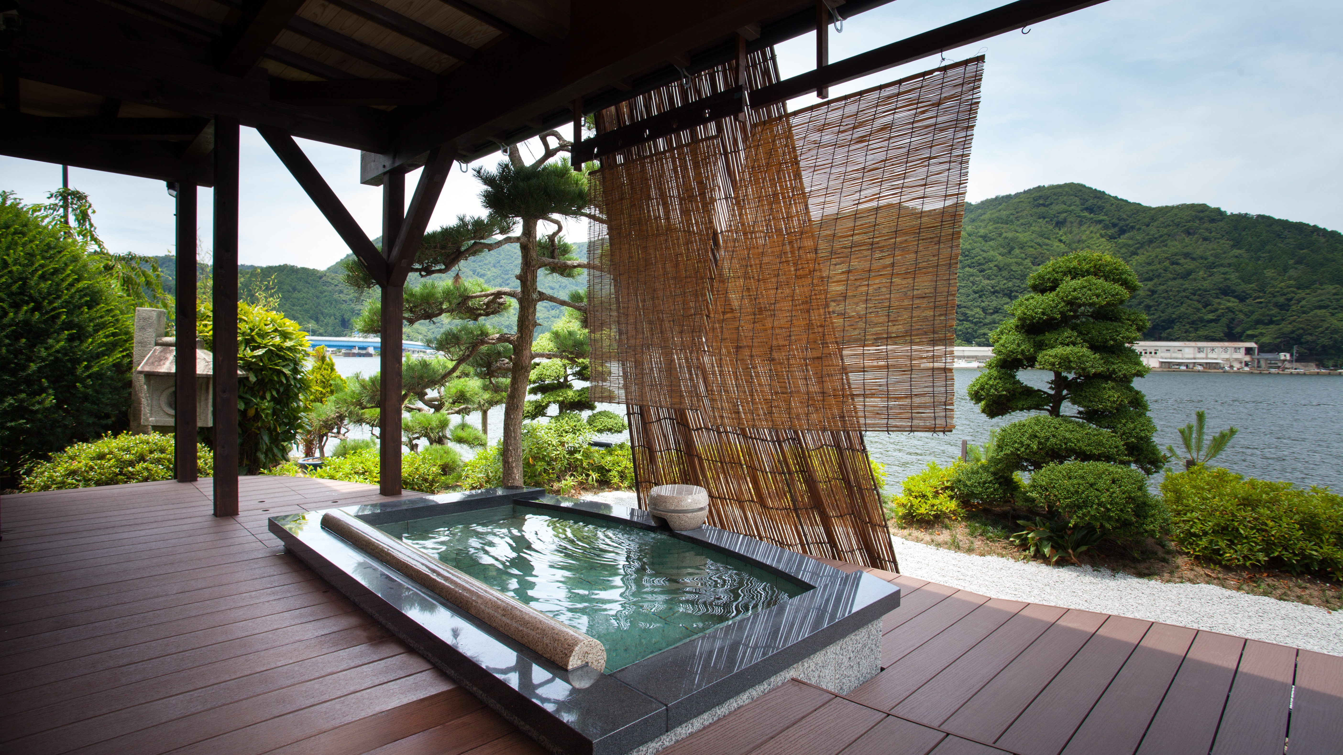 離れ客室の露天風呂