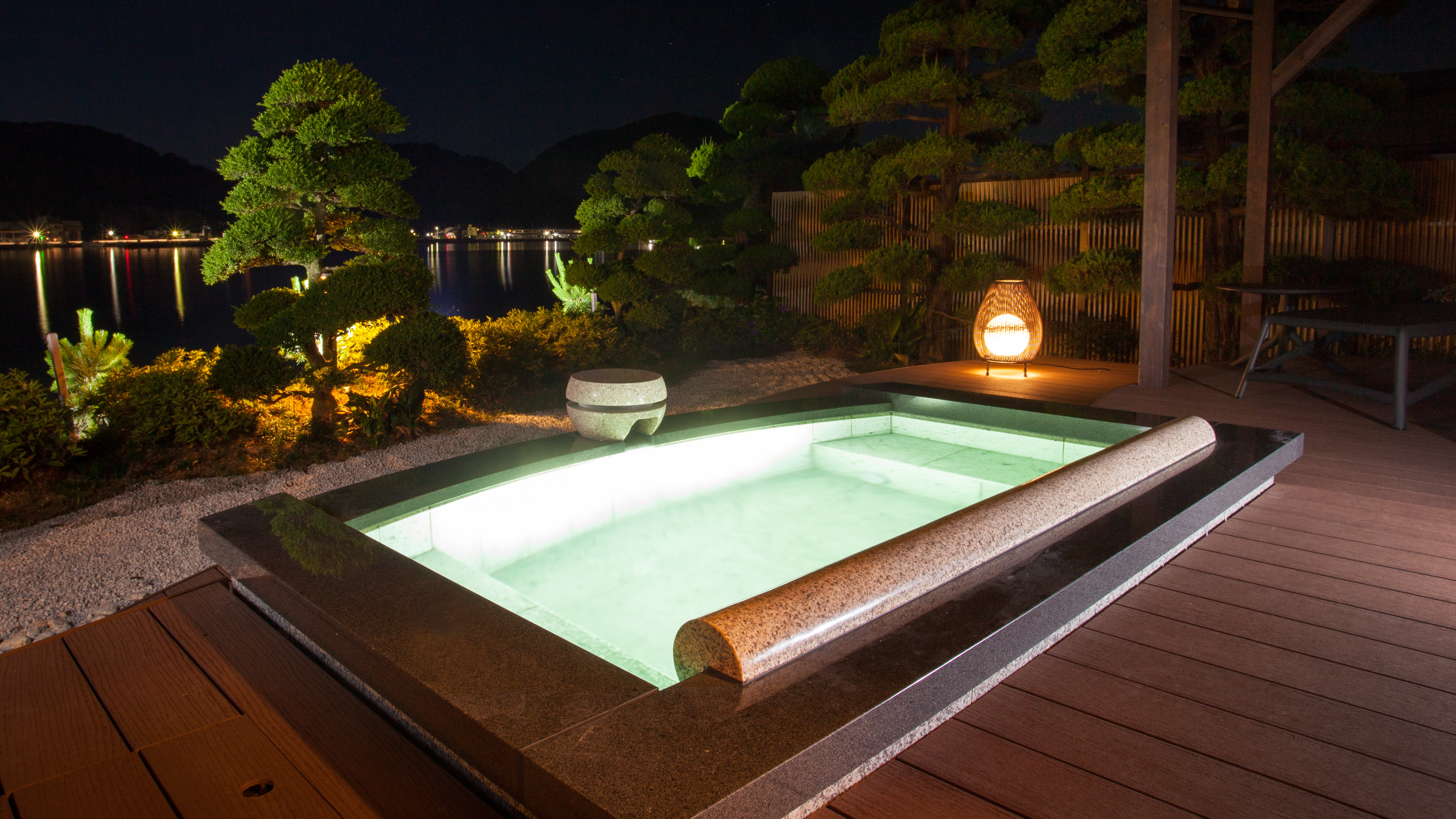 離れ客室の露天風呂