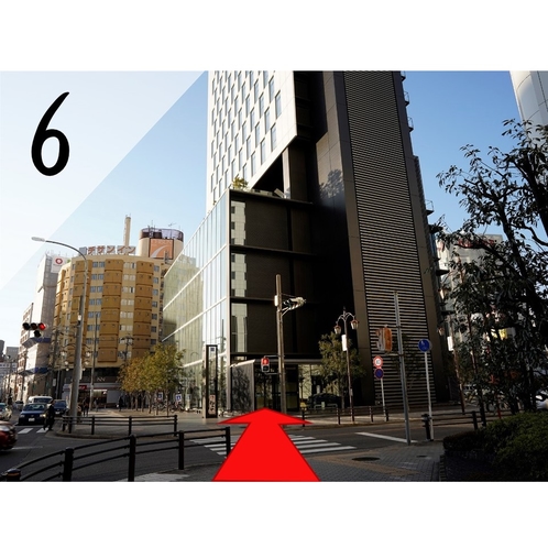 ⑥1つ目の信号交差点を渡りますと名鉄イン名古屋駅新幹線口のエントランスがございます。