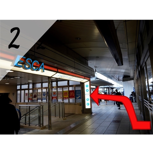 ②正面にエスカ地下街へのエスカレーターがありますが、下りずにJR高速バス切符売場の脇を通ります。