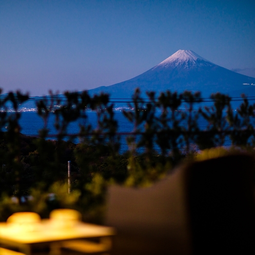 客室テラスから眺める富士山