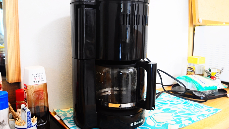 【共同設備】コーヒーメーカー。共同家電は食堂内にございます。