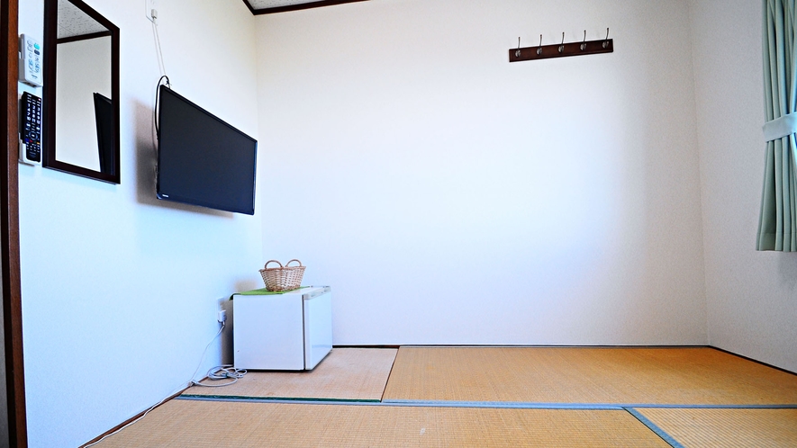 【和室4.5畳】冷蔵庫・テレビ付きのお部屋です。