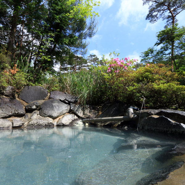 【露天風呂】のんびりと掛け流し天然温泉で旅の疲れを癒してください