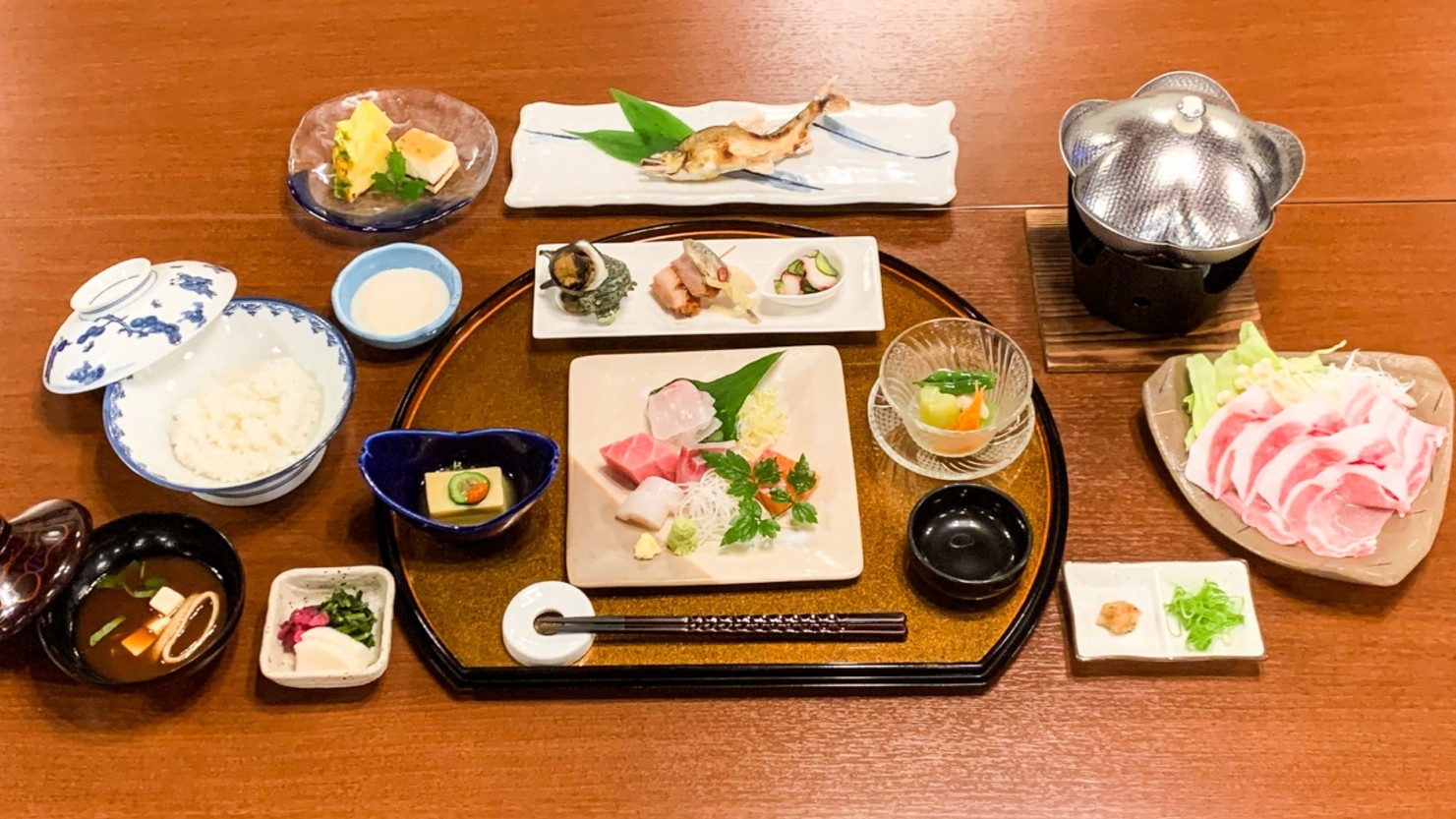 【スタンダード】和牛すき焼きと金目鯛の姿煮で彩る旬彩会席《朝夕食付き》