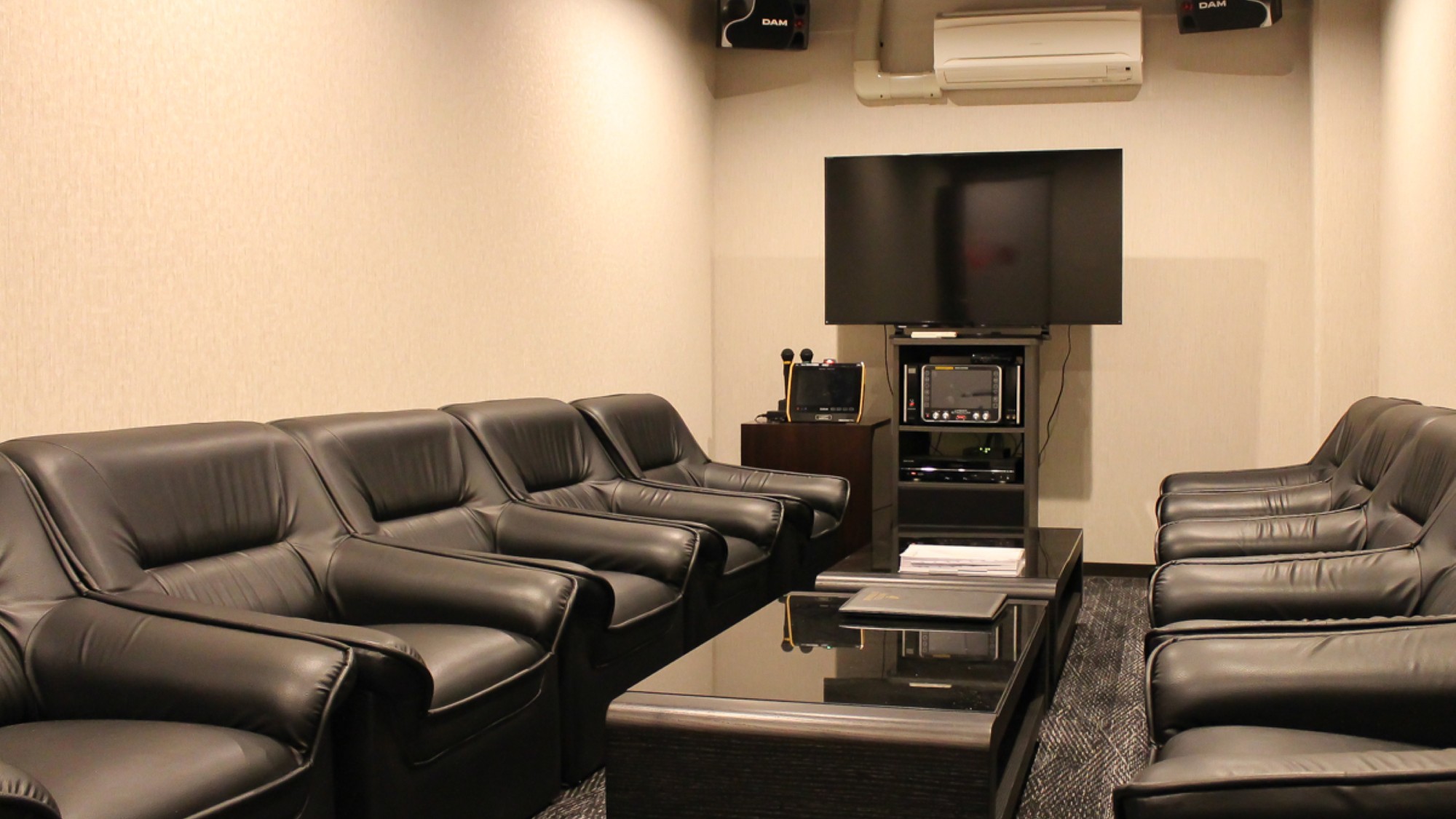 広々としたカラオケルーム　　1名様1時間500円にてご利用いただけます