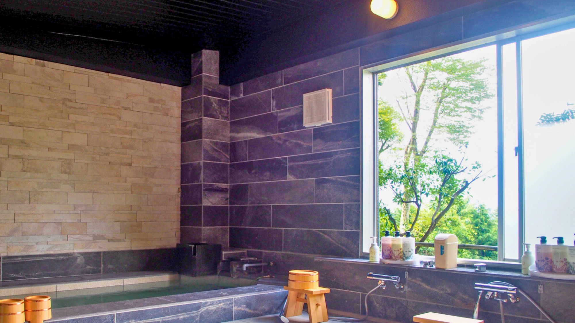 【大浴場】大涌谷温泉を引湯した硫黄の匂い漂う白濁の貴重な温泉