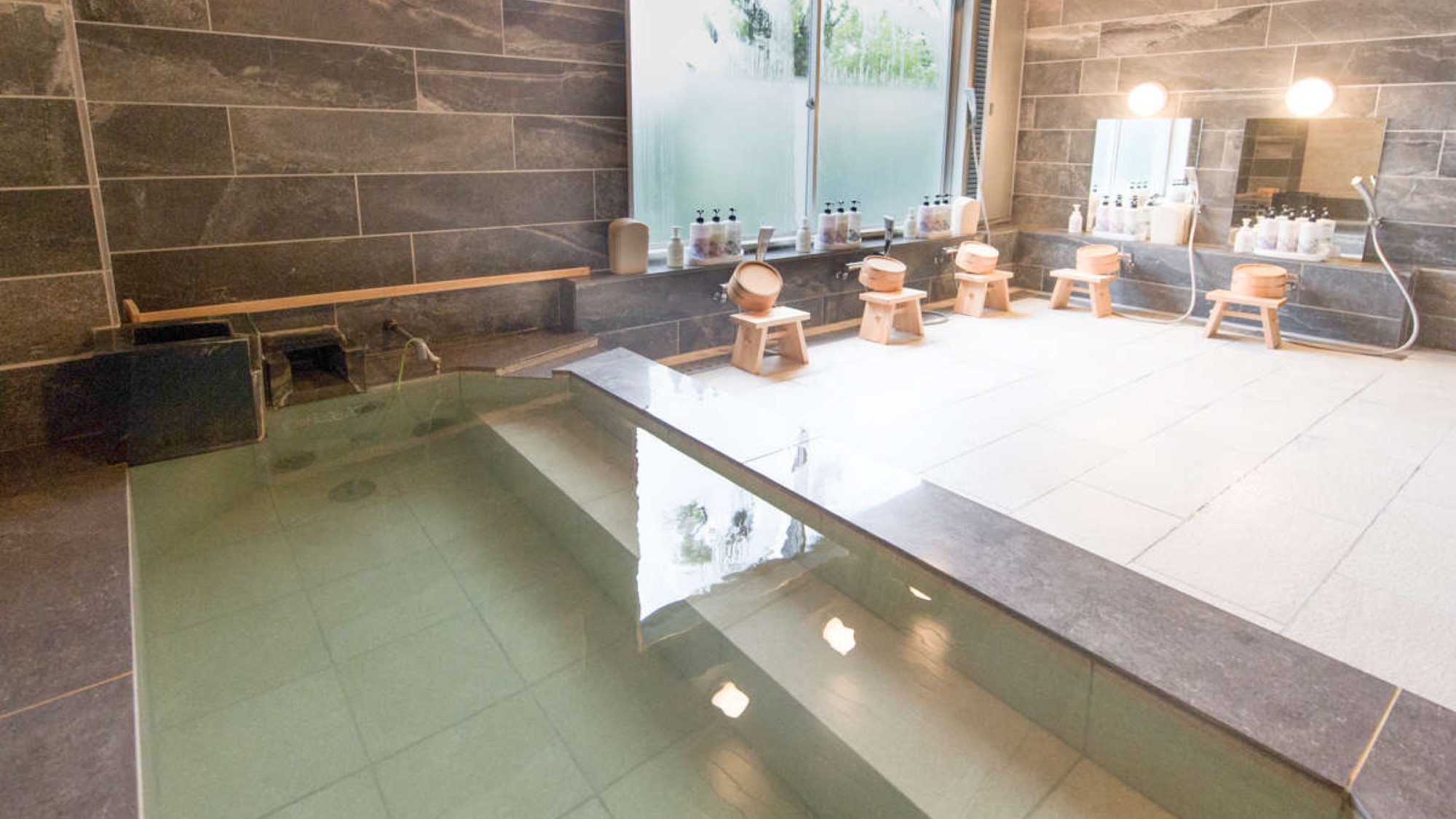 【大浴場】大涌谷温泉を引湯した硫黄の匂い漂う白濁の貴重な温泉