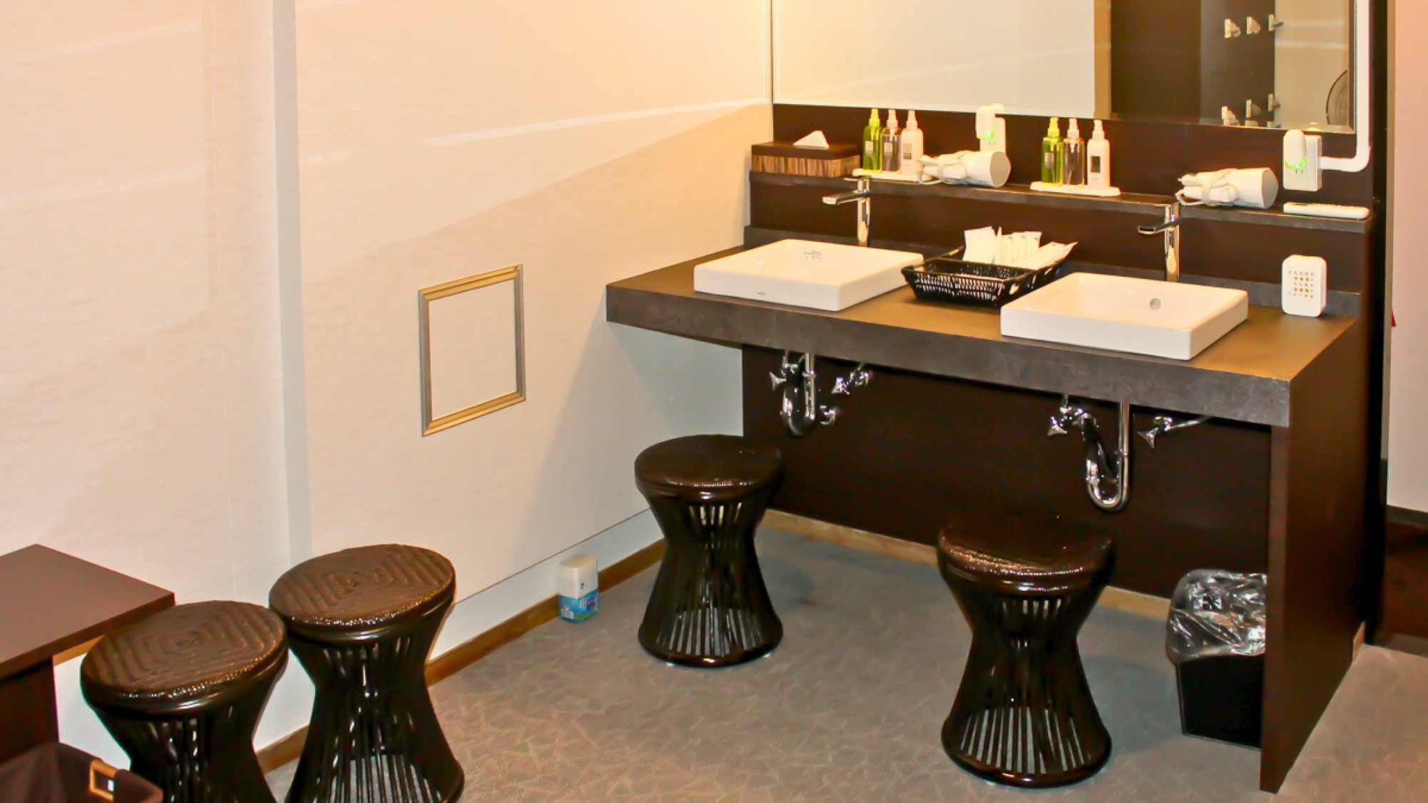 【パウダールーム】リファドライヤー＆ＤＨＣ社アメニティを採用