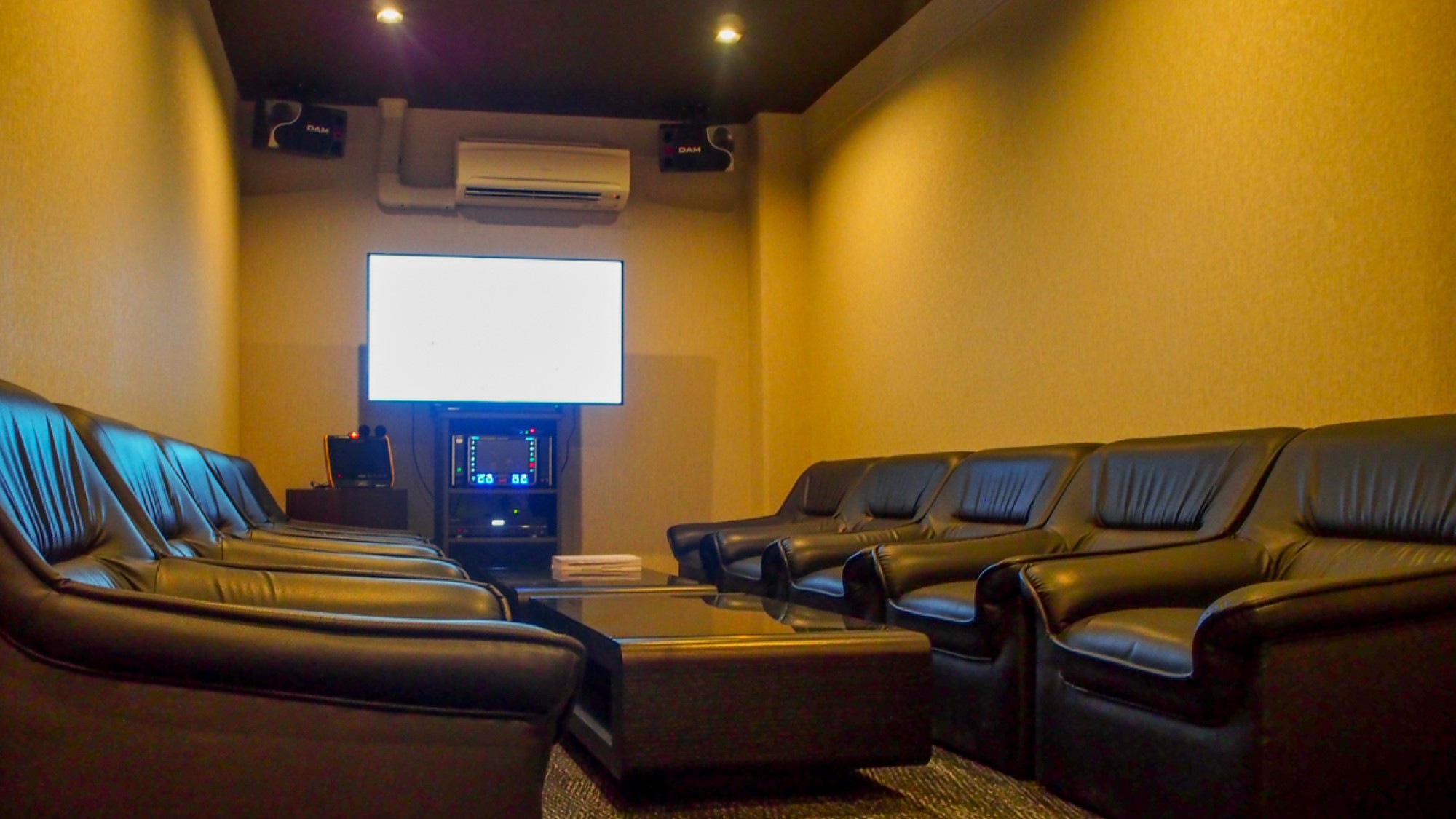 広々としたカラオケルーム　　1名様1時間500円にてご利用いただけます