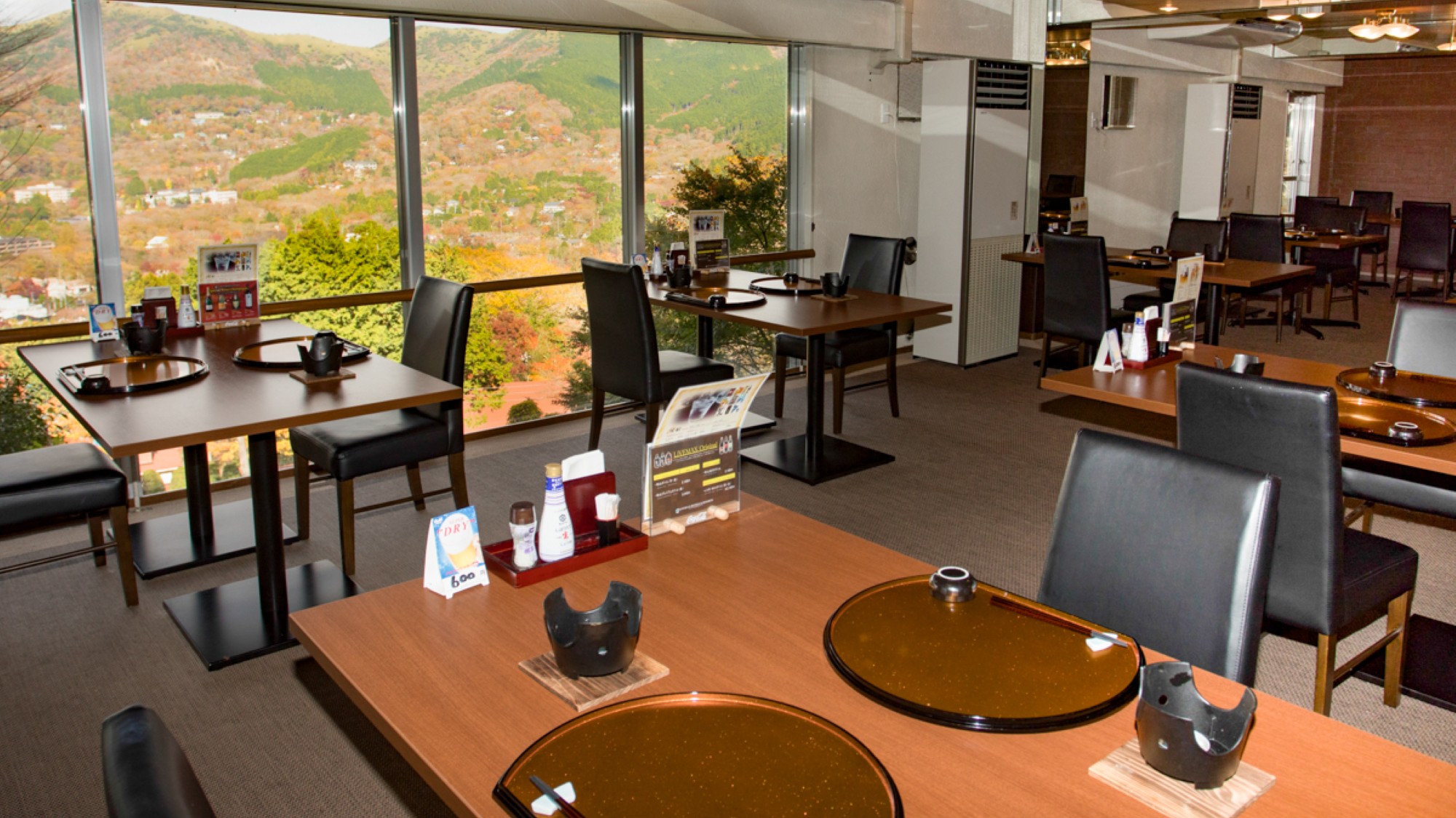 【レストラン】箱根の絶景を望む、贅沢なダイニングタイム。