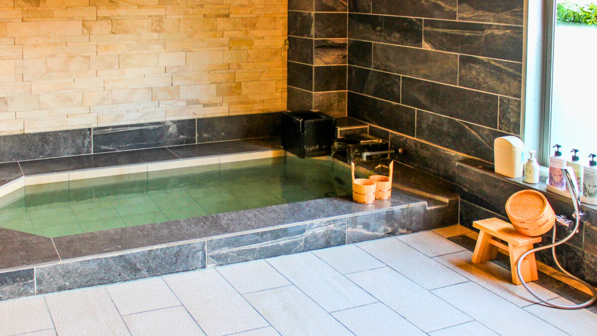 【大浴場】大涌谷温泉を引湯した硫黄の匂い漂う白濁の貴重な温泉