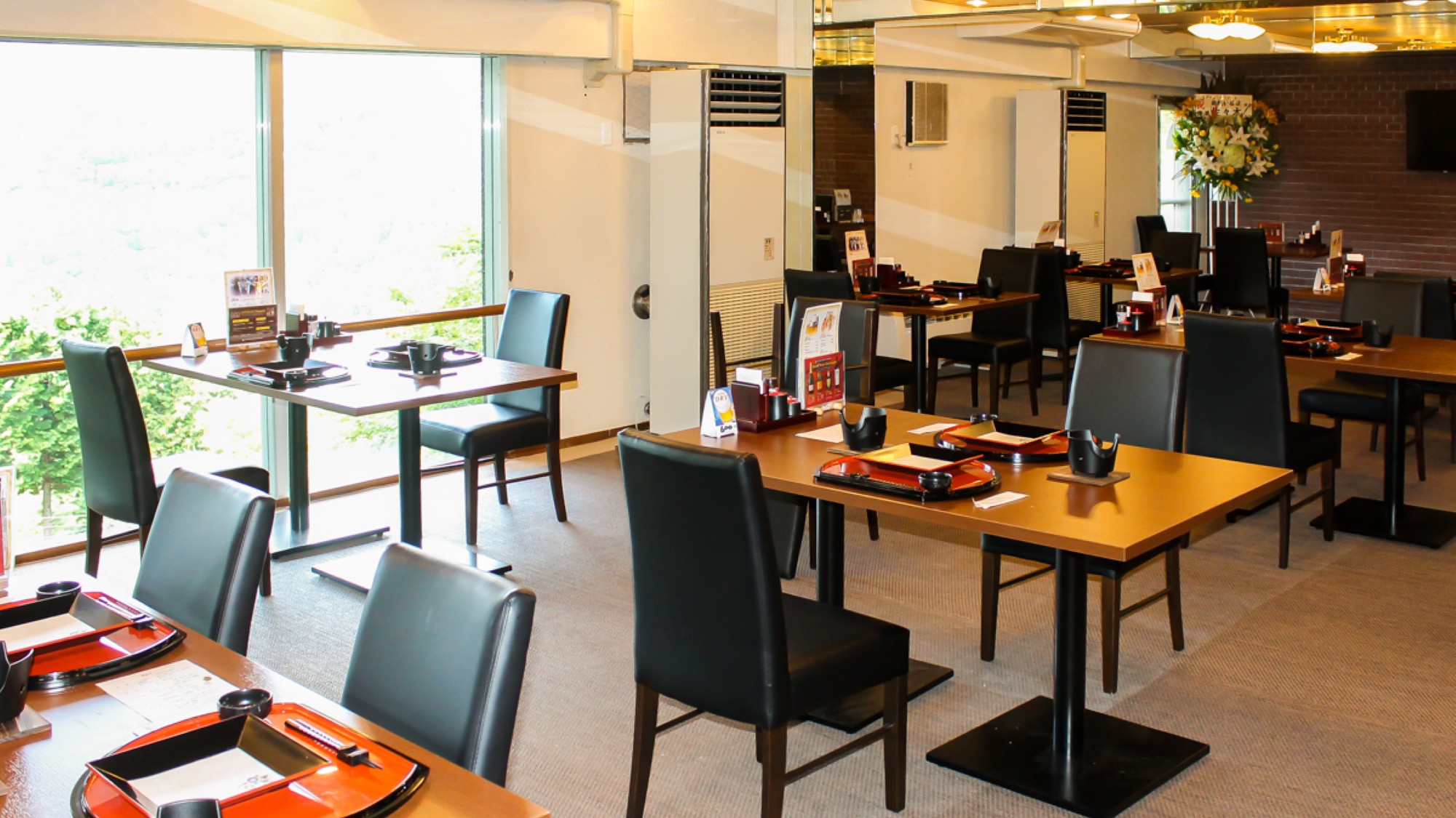 【レストラン】四季折々に表情を変える箱根の山々を一望しながら、旬の味覚をお楽しみください。