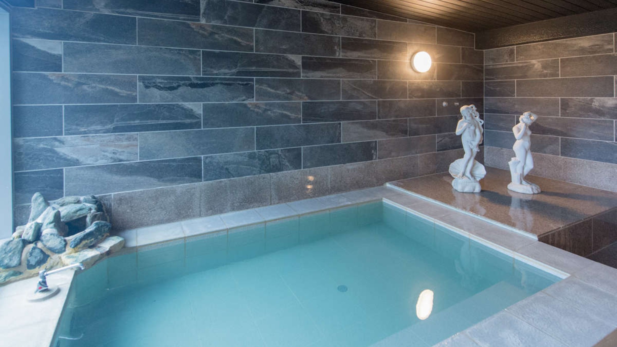 【大浴場】大涌谷温泉を引湯した硫黄の匂い漂う白濁の貴重な温泉