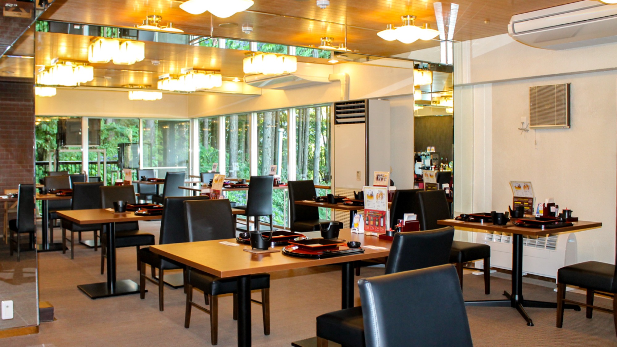 【レストラン】箱根の雄大な景色を眺めながら味わうお食事は、心に残るひとときです。