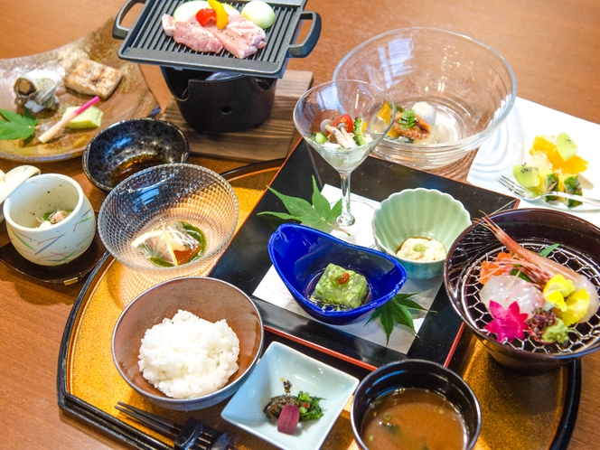 【創作和会席料理】料理長が厳選した四季折々の夕食をご堪能下さい。