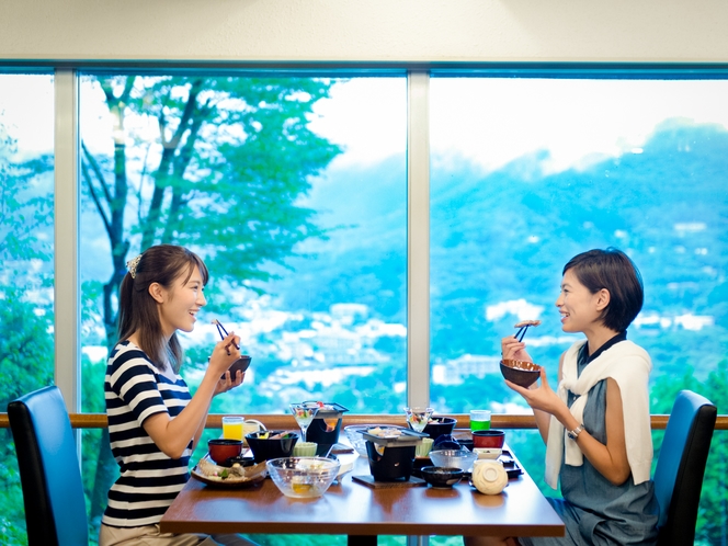 【レストラン】仙石原の最高峰に位置するホテル　レストランから箱根仙石原が一望できます