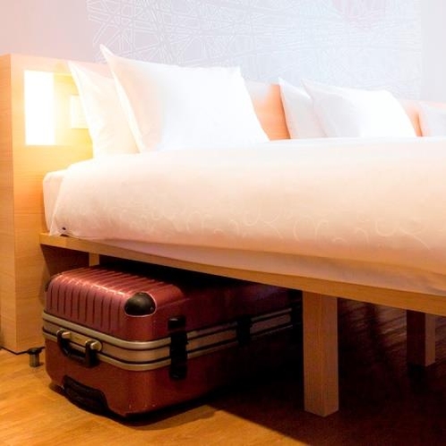 ベッド下のスペースが広く、スーツケースを楽々収納