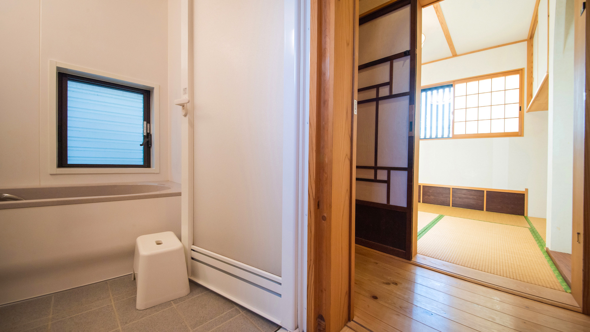 １階ツイン和室の正面にお風呂（共有）