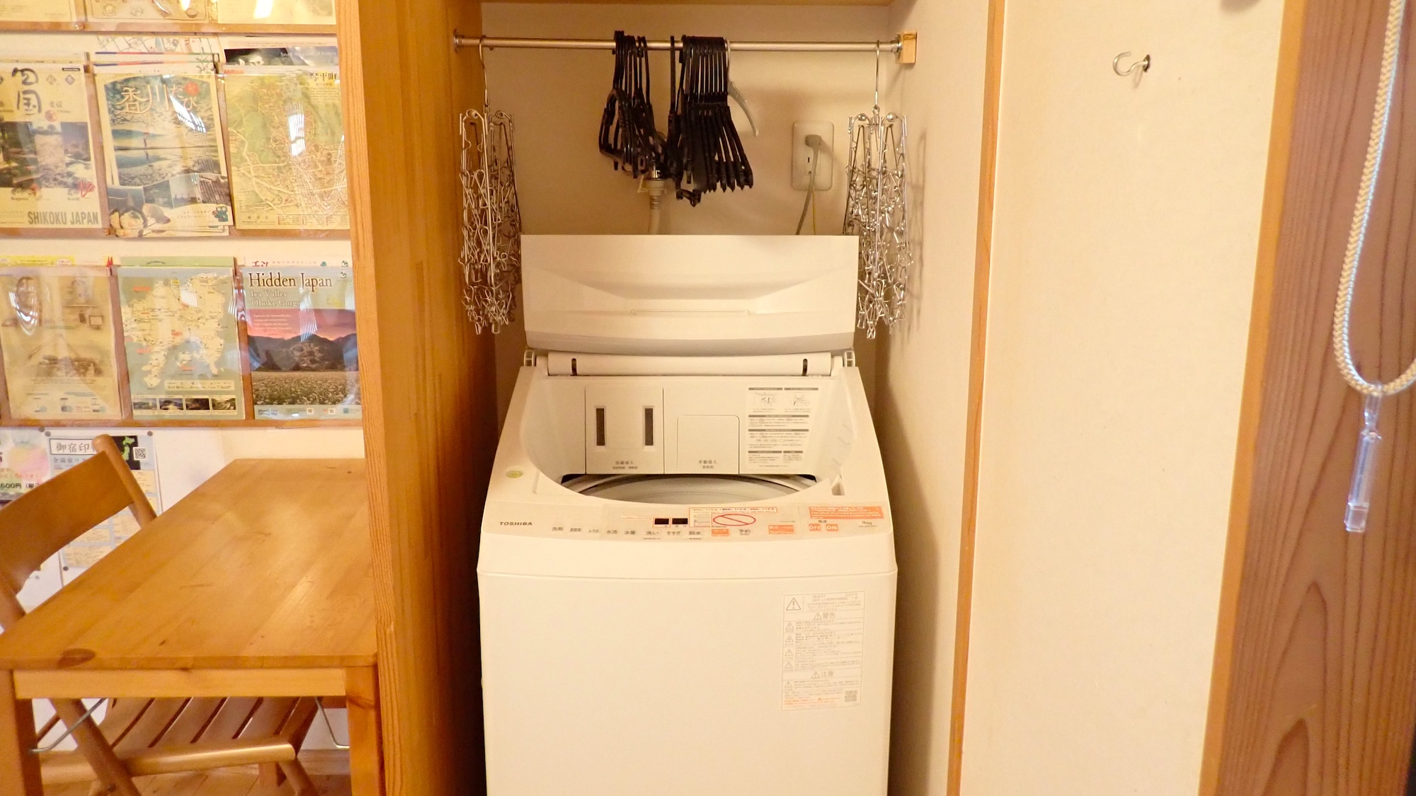 コインランドリー：100円。洗剤自動投入。ハンガーなどあり